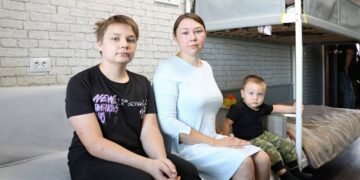 Глава Самары вручила многодетной семье сертификат на улучшение жилищных условий