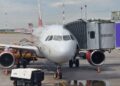 Персонал аэропорта Пулково сломал дверь самолета, вылетающего в Самару