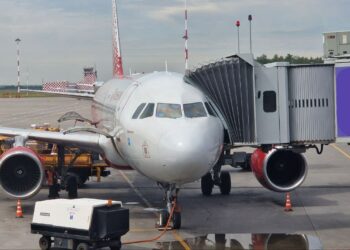 Персонал аэропорта Пулково сломал дверь самолета, вылетающего в Самару