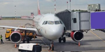 Персонал аэропорта Пулково сломал дверь самолета, вылетающего в Самару