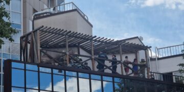 В центре Самары загорелась веранда здания кафе около элитного жилого комплекса