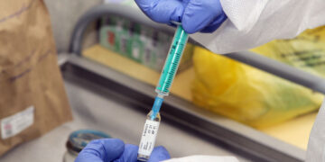 Самарского врача не посадили за конвейер ложных сертификатов о вакцинации от ковида