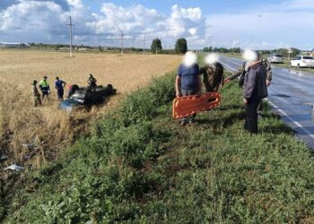 В результате жесткого ДТП в Самарской области ВАЗ-2105 вылетел в кювет и упал на крышу