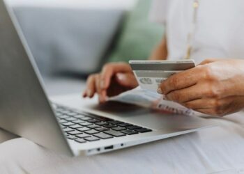 Мошенники стали брать в аренду у россиян банковские карты для вывода средств