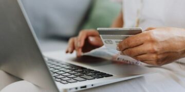 Мошенники стали брать в аренду у россиян банковские карты для вывода средств