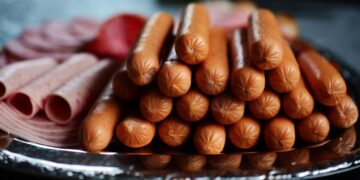 Люди, употребляющие бекон и сосиски, чаще страдают деменцией в преклонном возрасте