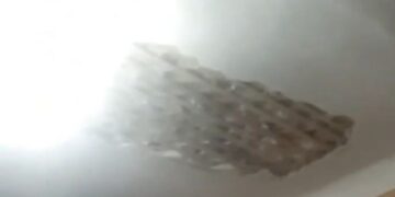 В Самаре в поселке Управленческий потолок обрушился на детскую кровать