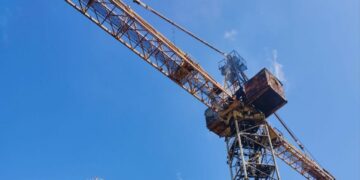 В центре Самары на высоте 75 метров загорелась кабина строительного башенного крана