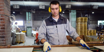 Завод «Самарский Стройфарфор» нарастил темпы выпуска строительных материалов в 2024 году