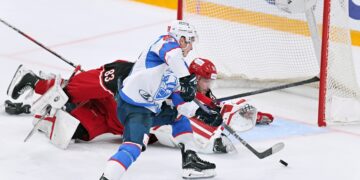 Хоккеисты «Лады» одержали волевую победу над «Витязем»