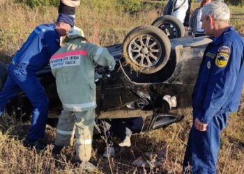В Самарской области спасли заблокированных в опрокинувшемся автомобиле людей