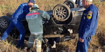 В Самарской области спасли заблокированных в опрокинувшемся автомобиле людей