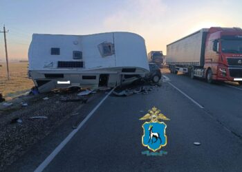 В Самарской области на трассе М-5 автодом раздавил легковушку — погибли двое