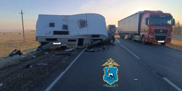 В Самарской области на трассе М-5 автодом раздавил легковушку — погибли двое