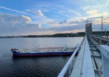 Танкер самарской судоходной компании атаковал железнодорожный мост в Костроме