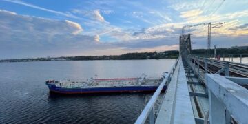 Танкер самарской судоходной компании атаковал железнодорожный мост в Костроме