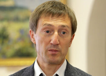 После жалобы на депутата Госдумы Хинштейна один пост за другим сдает Живайкин