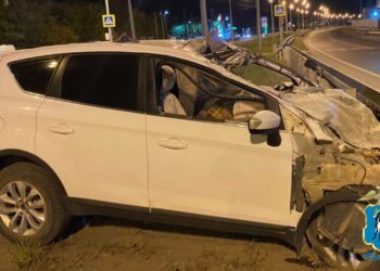 На трассе в Самарской области Ford влетел в ограждение — водитель погиб на месте