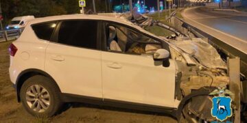 На трассе в Самарской области Ford влетел в ограждение — водитель погиб на месте