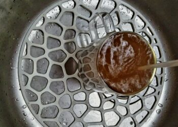 Жители Жигулевска массово жалуются на грязную горячую воду