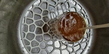 Жители Жигулевска массово жалуются на грязную горячую воду