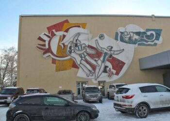 Мозаичное панно «Волейболистки» на фасаде дворца спорта легкой атлетики в Самаре отреставрируют