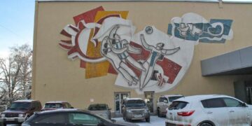 Мозаичное панно «Волейболистки» на фасаде дворца спорта легкой атлетики в Самаре отреставрируют