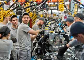 АВТОВАЗ за год и 8 месяцев принял на работу 10 тысяч новых сотрудников