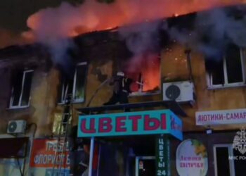 В Самаре горит многоквартирный дом на улице Авроры
