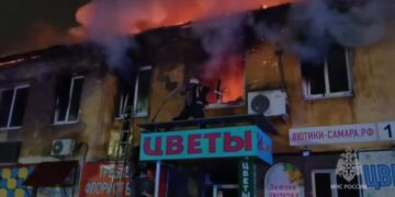 В Самаре горит многоквартирный дом на улице Авроры