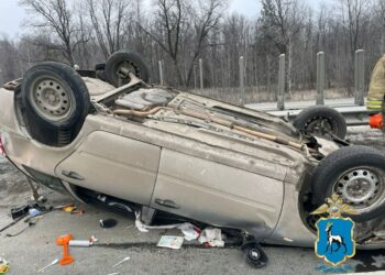 В Самарской области на трассе М-5 «Урал» «Калина» опрокинулась на крышу — водитель погиб