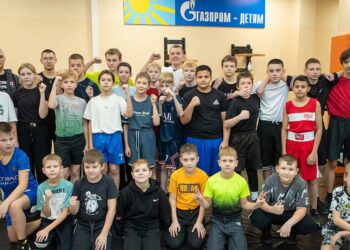 Юные боксеры практиковались в тольяттинском ринге с чемпионом мира