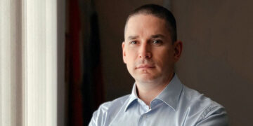 Команду Николая Ренца повели на выход из мэрии Тольятти и муниципального хозяйства