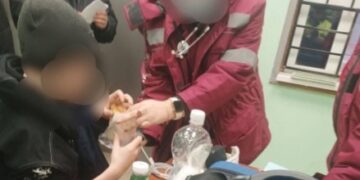 В Самарской области сотрудники ГАИ на трассе спасли замерзающего ребенка