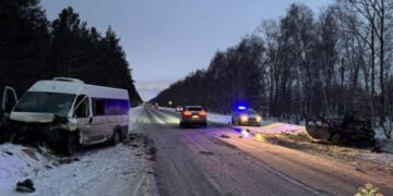 В Самарской области в ДТП с микроавтобусом с пассажирами и легковушкой сгорел автомобиль