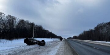 В Самарской области одна «Лада Гранта» перевернулась, другая улетела в реку