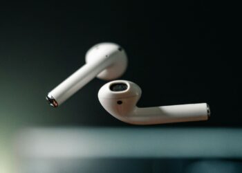 Вешали лапшу на уши: ФАС раскрыла гигантский тайный картель трех десятков продавцов наушников