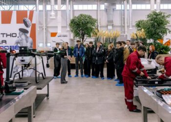 Производство «Транспорта будущего» посетили студенты девяти колледжей из Тольятти