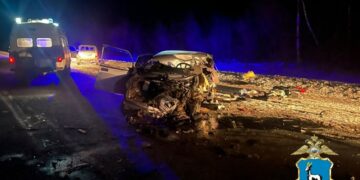 В Самарской области в страшной аварии с КАМАЗом двое погибли, 3-летний ребенок в больнице