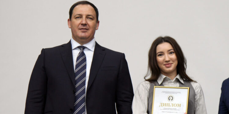 Сотрудники «Самаранефтегаза» пополнили фонд сельской библиотеки Безенчукского района