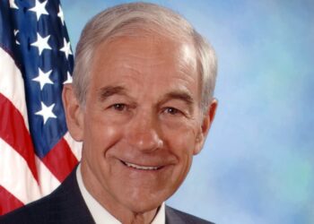 Экс-член Палаты представителей США Рон Пол объяснил как машина пропаганды США свергает правительства