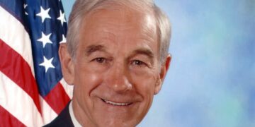 Экс-член Палаты представителей США Рон Пол объяснил как машина пропаганды США свергает правительства