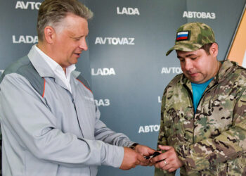 Сотрудников АВТОВАЗа наградили за помощь участникам СВО и их семьям