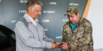 Сотрудников АВТОВАЗа наградили за помощь участникам СВО и их семьям