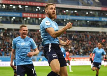 Футболисты «Крыльев Советов» пустили под откос «Локомотив»