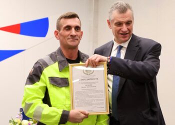 В Тольятти лидер ЛДПР Леонид Слуцкий вручил награды сотрудникам «Транспорта будущего»