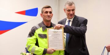 В Тольятти лидер ЛДПР Леонид Слуцкий вручил награды сотрудникам «Транспорта будущего»