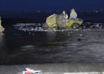 В Тольятти три человека чуть не утонули, катаясь по Волге на болотоходе 