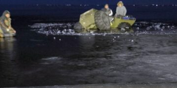 В Тольятти три человека чуть не утонули, катаясь по Волге на болотоходе 