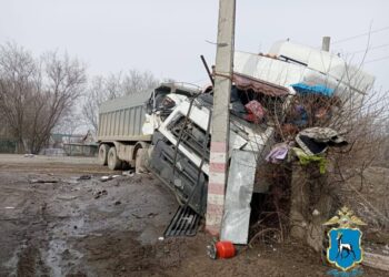 В Самарской области в ДТП с двумя грузовиками один водитель погиб, второй госпитализирован